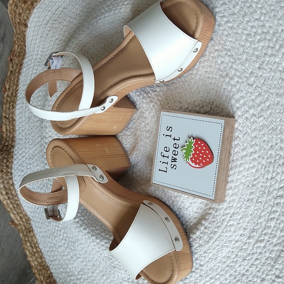 Universal Thread April White Faux Wood Block Heel Sandals - Picture 2 of 16